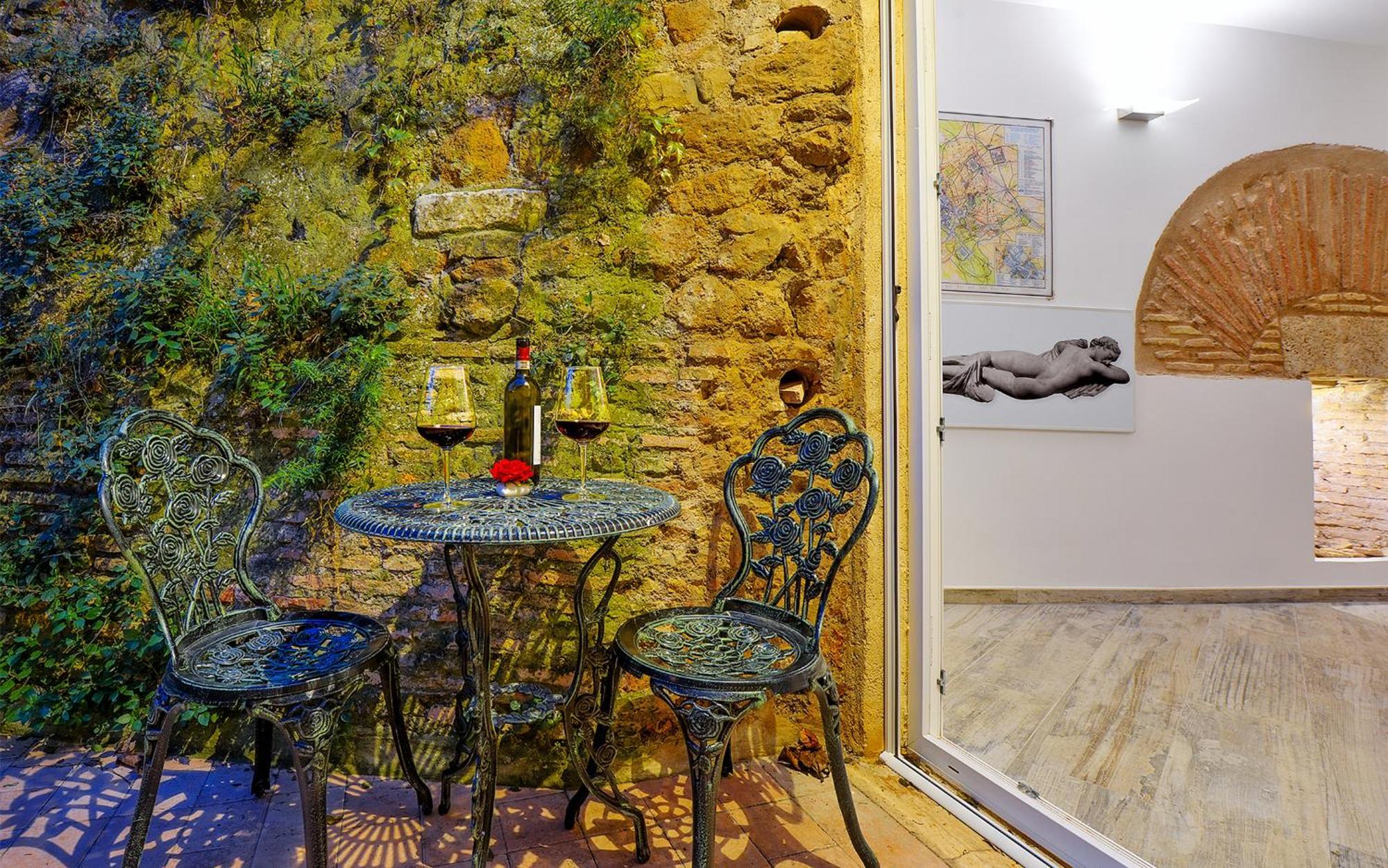 The Trendiest House Just Few Steps From The Colosseum Roma